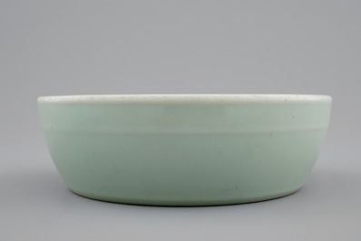 Een Chinese celadon penselenwasser, Qianlong merk en periode
