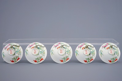 Een set van 9 Chinese famille rose kommetjes met perzikendecor, Guangxu merk en periode