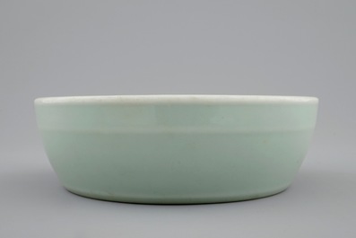 Un lave-pinceaux en porcelaine de Chine c&eacute;ladon, marque et &eacute;poque de Qianlong