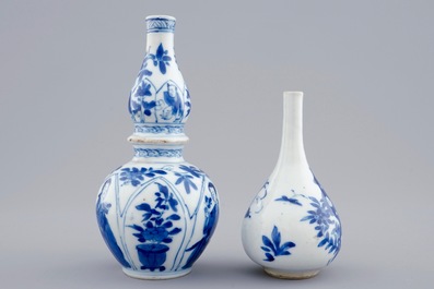 Deux vases miniatures en porcelaine de Chine bleu et blanc, Kangxi