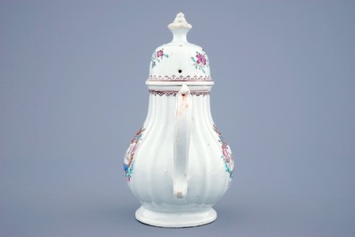 Une th&eacute;i&egrave;re armoiri&eacute;e en porcelaine de Chine famille rose pour le march&eacute; hollandais, Qianlong, 18&egrave;me