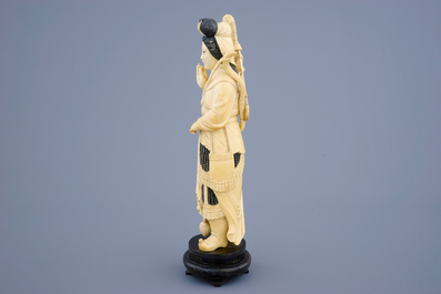 Een Chinese ivoren figuur van een vrouwelijke strijder op sokkel, eind 19e eeuw