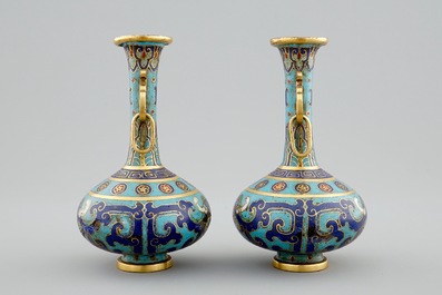 Een paar Chinese cloisonn&eacute; flesvormige vaasjes, 18/19e eeuw