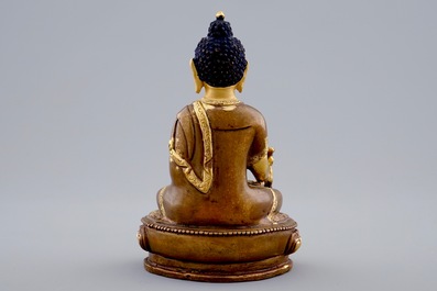 Een Sino-Tibetaanse bronzen figuur van Boeddha, 19/20e eeuw