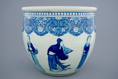 Un aquarium en porcelaine de Chine bleu et blanc &agrave; d&eacute;cor de personnages, 19&egrave;me