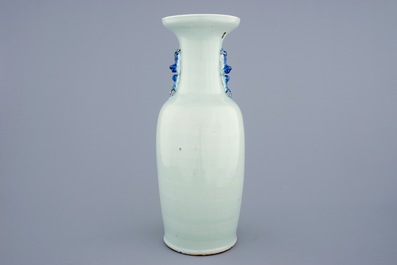 Un vase en porcelaine de Chine en bleu et blanc sur fond c&eacute;ladon aux chiens de fo, 19&egrave;me