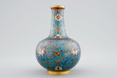 Een Chinees cloisonn&eacute; flesvormig tianqiuping vaasje, 18/19e eeuw