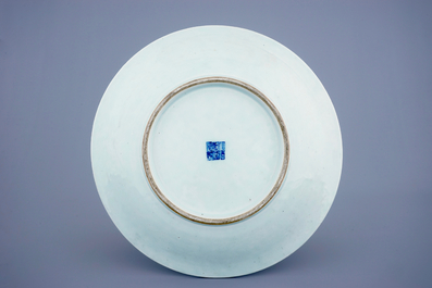 Un grand plat en porcelaine de Chine bleu et blanc aux fleurs de lotus, marque et &eacute;poque de Qianlong