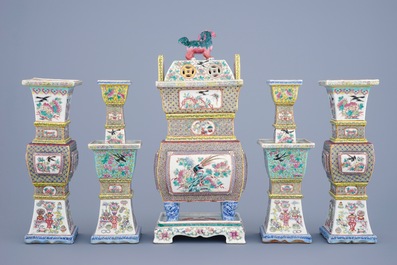 Een 5-delige Chinese famille rose tempelgarnituur met een wierookbrander, 19e eeuw