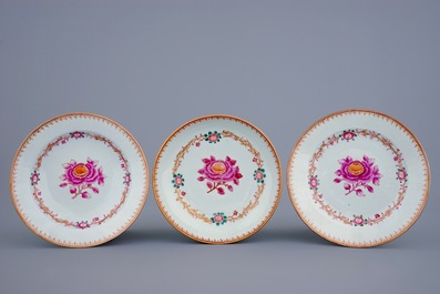 Un service de 35 pi&egrave;ces en porcelaine de Chine famille rose &agrave; d&eacute;cor &quot;John Adams&quot;, Qianlong, 18&egrave;me