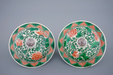 A pair of Chinese wucai vases with covers with foo dogs, 19th C.