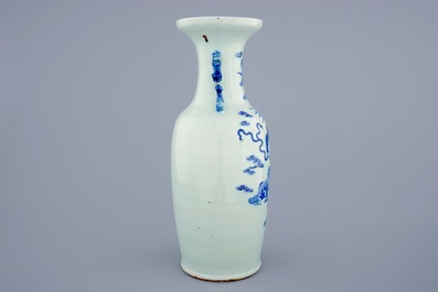 Un vase en porcelaine de Chine en bleu et blanc sur fond c&eacute;ladon aux chiens de fo, 19&egrave;me