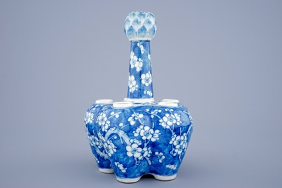 Une tulipi&egrave;re en porcelaine de Chine bleu et blanc &agrave; d&eacute;cor de prunus, 19&egrave;me