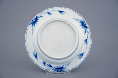 Un lot de 6 soucoupes en porcelaine de Chine bleu et blanc aux cavaliers, Kangxi