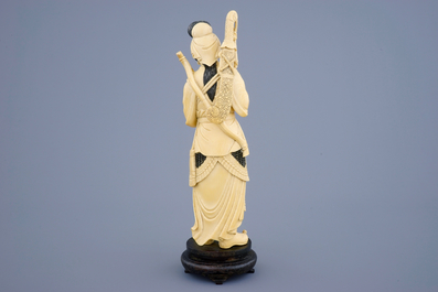 Een Chinese ivoren figuur van een vrouwelijke strijder op sokkel, eind 19e eeuw