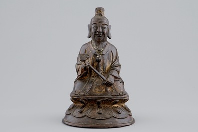 Een Chinese bronzen figuur van een wijze met scepter, Ming Dynastie