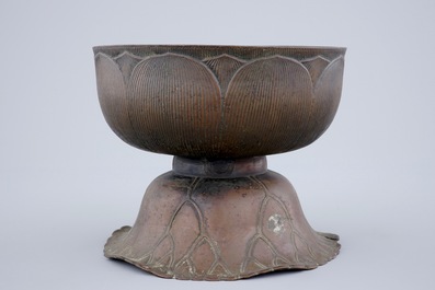 Een Chinese bronzen coupe in de vorm van een lotusbloem, vroege Qing Dynastie