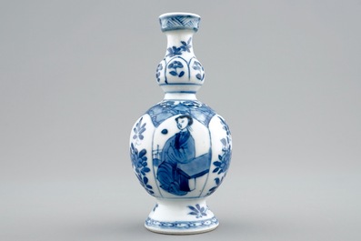 A small Chinese blue and white vase, Kangxi