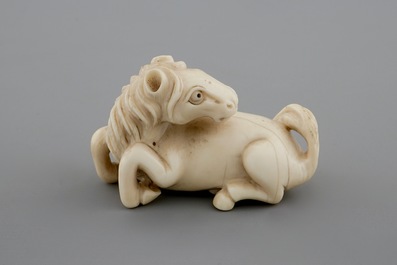 A signed Japanese ivory netsuke of a horse, 19th C.