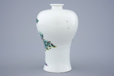 Un vase en forme de meiping en porcelaine de Chine famille rose, 19/20&egrave;me