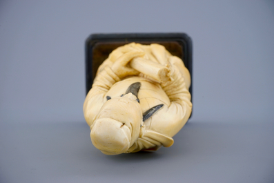 Een Chinese ivoren figuur van een wijze met perkamentrol op sokkel, eind 19e eeuw