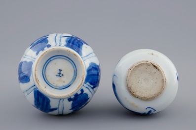Twee kleine Chinese blauw-witte vaasjes, Kangxi