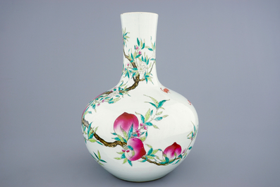 A fine Chinese famille rose tianqiuping &quot;Nine peaches&quot; vase, Guangxu mark, 19/20th C.