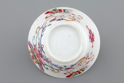 Une tasse et soucoupe en porcelaine de Chine famille rose aux ch&eacute;rubins, Yongzheng/Qianlong, 18&egrave;me
