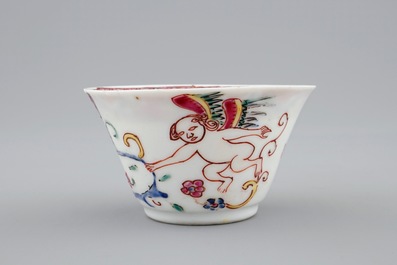Une tasse et soucoupe en porcelaine de Chine famille rose aux ch&eacute;rubins, Yongzheng/Qianlong, 18&egrave;me