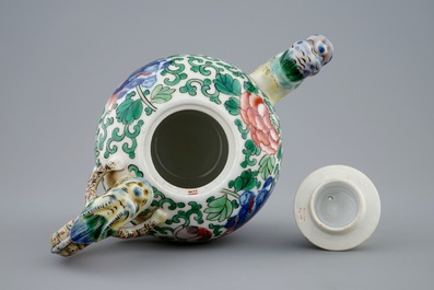 A Chinese wucai teapot with a dragon handle, Republic, early 20th C.