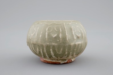 Een Chinees celadon vogelvoederbakje, late Ming Dynastie