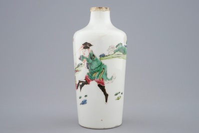 A Chinese famille rose vase with a battle scene, Yongzheng, 1723-1735