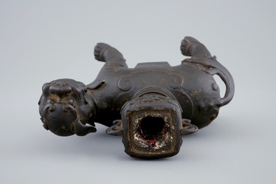 A Chinese bronze candle stick in the shape of a foo dog, 17/18th C.