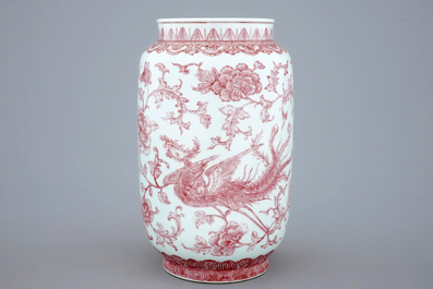 Un vase en porcelaine de Chine au dragon et ph&eacute;nix en rouge de cuivre, marque et p&eacute;riode de Qianlong