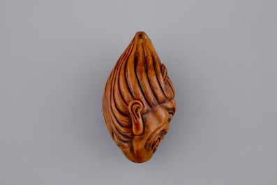 Een Chinese gesculpteerde walnoot, gesigneerd, 20e eeuw