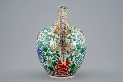 A Chinese wucai teapot with a dragon handle, Republic, early 20th C.