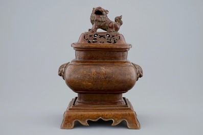 Een Chinese bronzen wierookbrander met ge&euml;tst decor, 18/19e eeuw