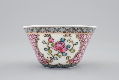 Une tasse et soucoupe en porcelaine de Chine famille rose coquille d'oeuf, Yongzheng, 1723-1735