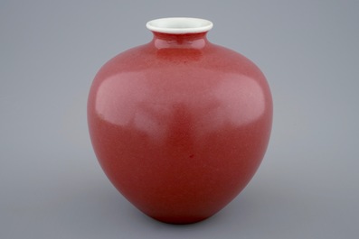 Un vase de forme globulaire en rouge monochrome, marque de Daoguang, 19/20&egrave;me