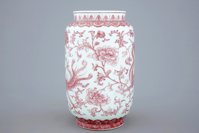 Un vase en porcelaine de Chine au dragon et ph&eacute;nix en rouge de cuivre, marque et p&eacute;riode de Qianlong