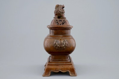 Een Chinese bronzen wierookbrander met ge&euml;tst decor, 18/19e eeuw