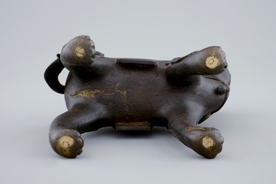 A Chinese bronze candle stick in the shape of a foo dog, 17/18th C.