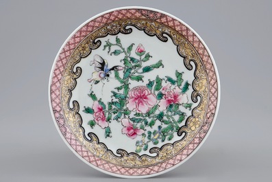Une tasse et soucoupe en porcelaine de Chine famille rose coquille d'oeuf aux papillons, Yongzheng, 1723-1735
