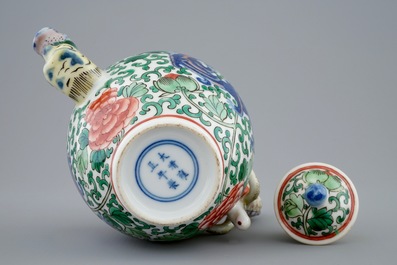 A Chinese wucai teapot with a dragon handle, Republic, early 20th C.