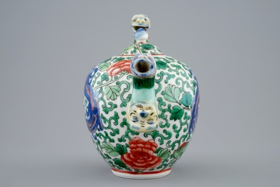 A Chinese wucai teapot with a dragon handle, Republic, early 20th C.