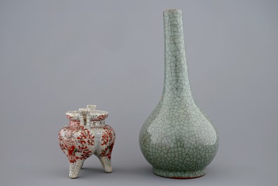 Un br&ucirc;le-parfum tripod et un vase en porcelaine de Chine craquel&eacute;, 19&egrave;me