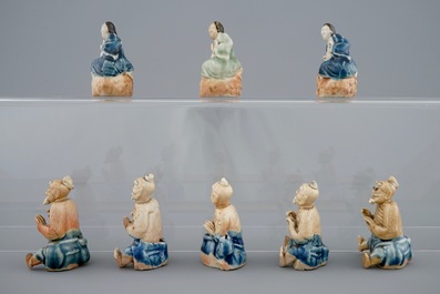 Een set van acht onsterfelijken in deels geglazuurde biscuit, Qianlong, 18e eeuw