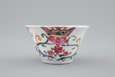 A Chinese famille rose cup and saucer with winged putti, Yongzheng/Qianlong, 18th C.