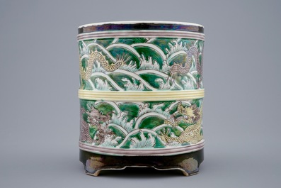 Un pot &agrave; pinceaux en porcelaine de Chine famille noire aux dragons, 19/20&egrave;me