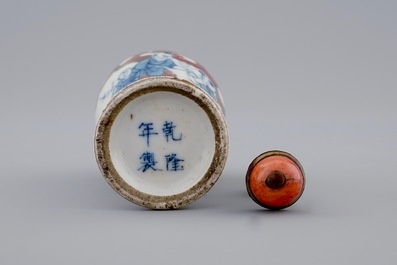 Une tabati&egrave;re en porcelaine de Chine bleu, blanc et rouge, 19&egrave;me